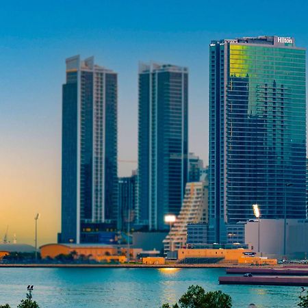 Hilton Bahrain Hotel Manama Exterior foto Marina skyline