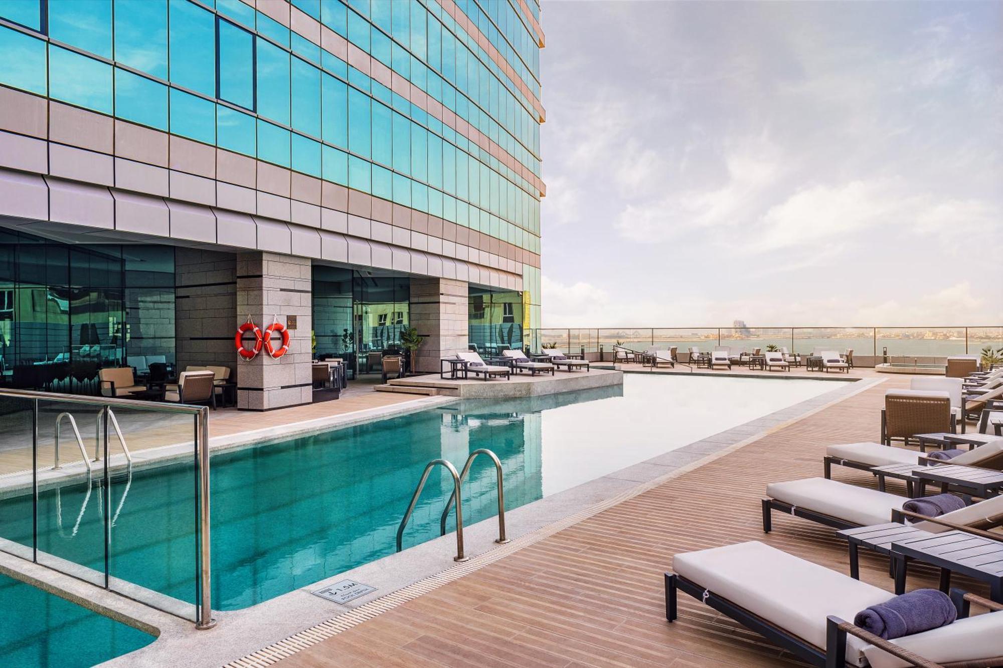 Hilton Bahrain Hotel Manama Exterior foto The swimming pool at the hotel