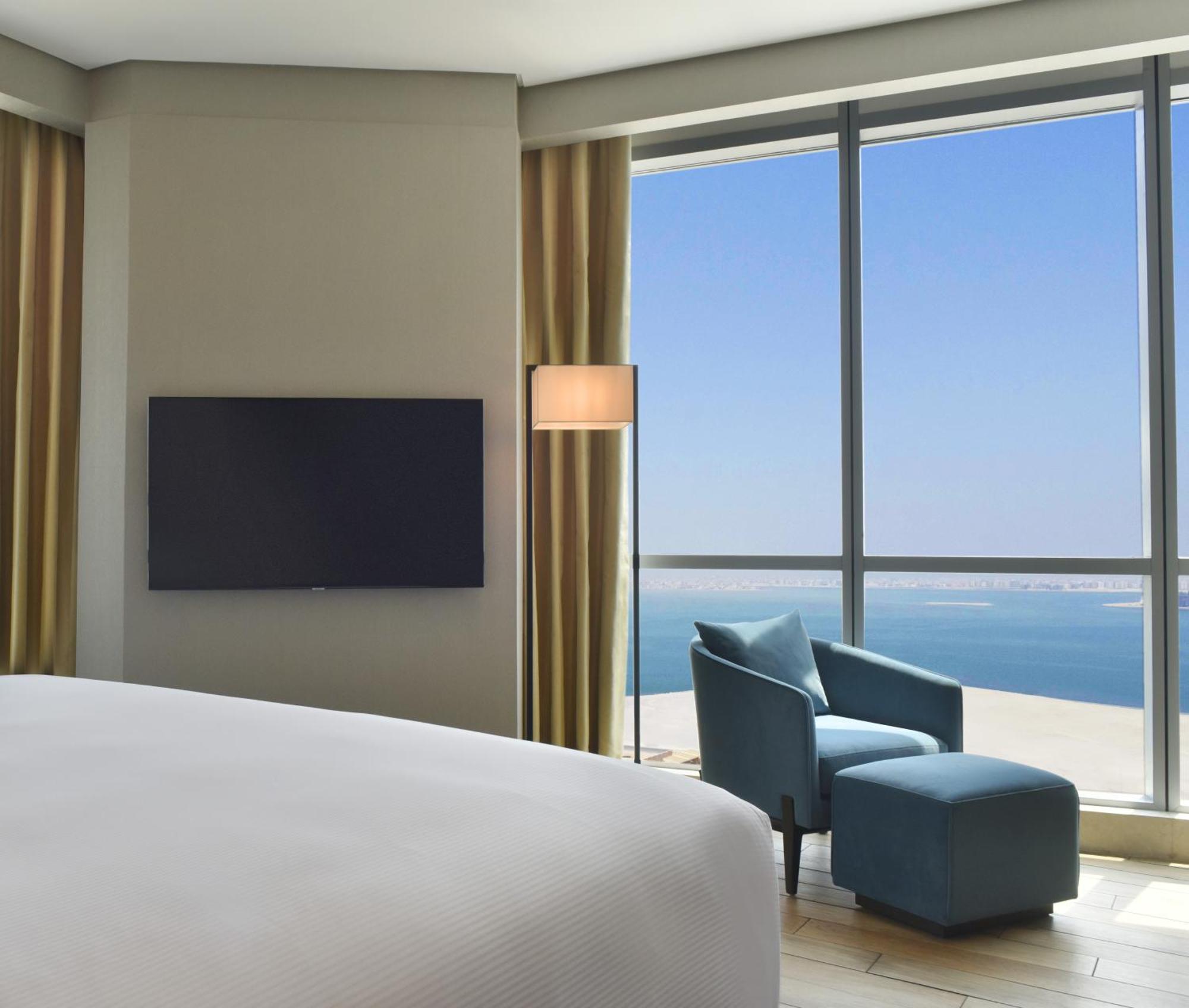 Hilton Bahrain Hotel Manama Exterior foto A bedroom at the hotel