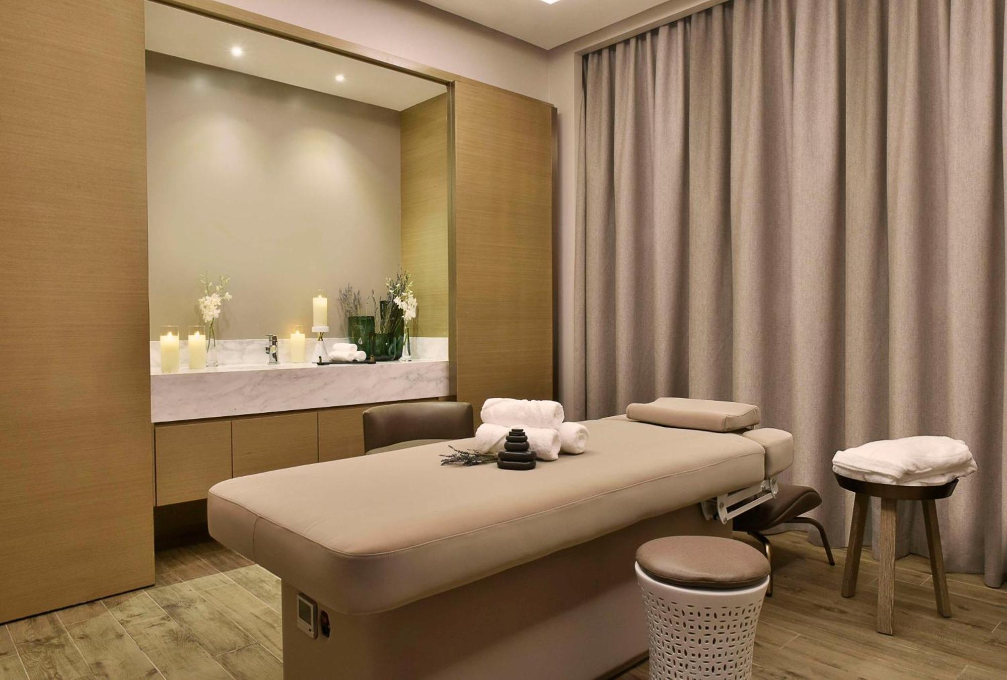 Hilton Bahrain Hotel Manama Exterior foto A treatment room at a spa