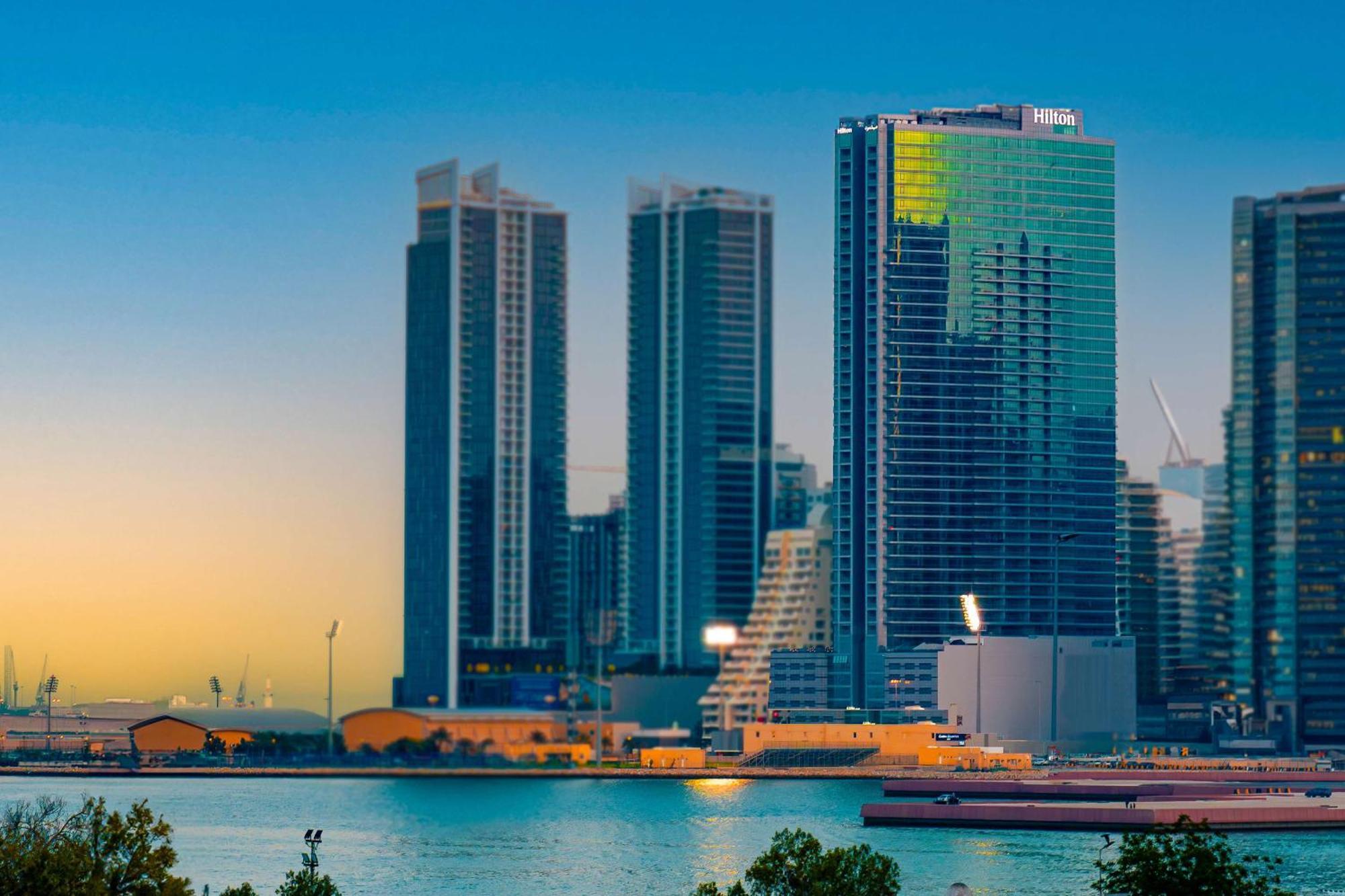 Hilton Bahrain Hotel Manama Exterior foto Marina skyline